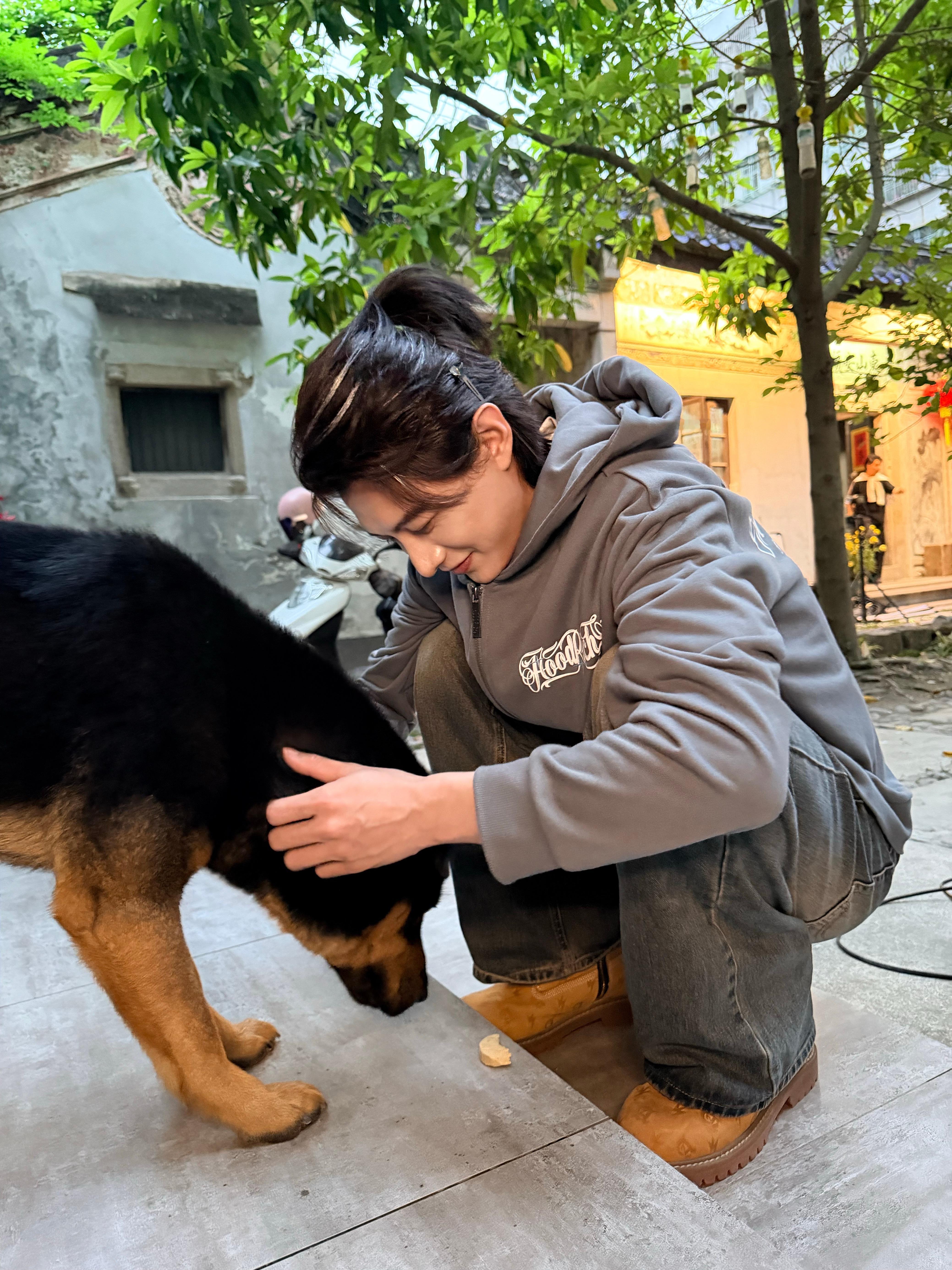 何健麒，“看狗都深情”具象化《话事人》这套造型真的完全在我审美上 他也是血雨腥风