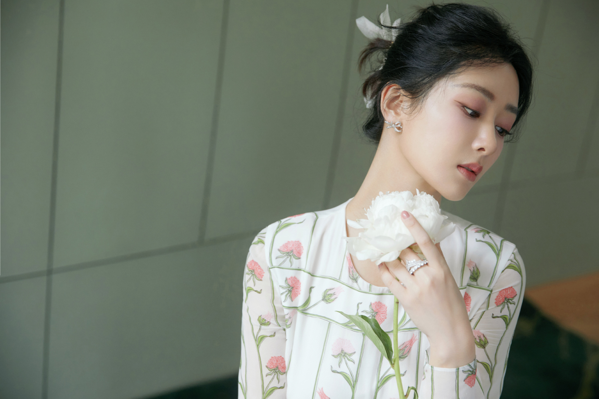  [抱一抱]#杨紫何惟芳# 如果有人问我为什么爱你，我觉得我只能如此回答：因为是