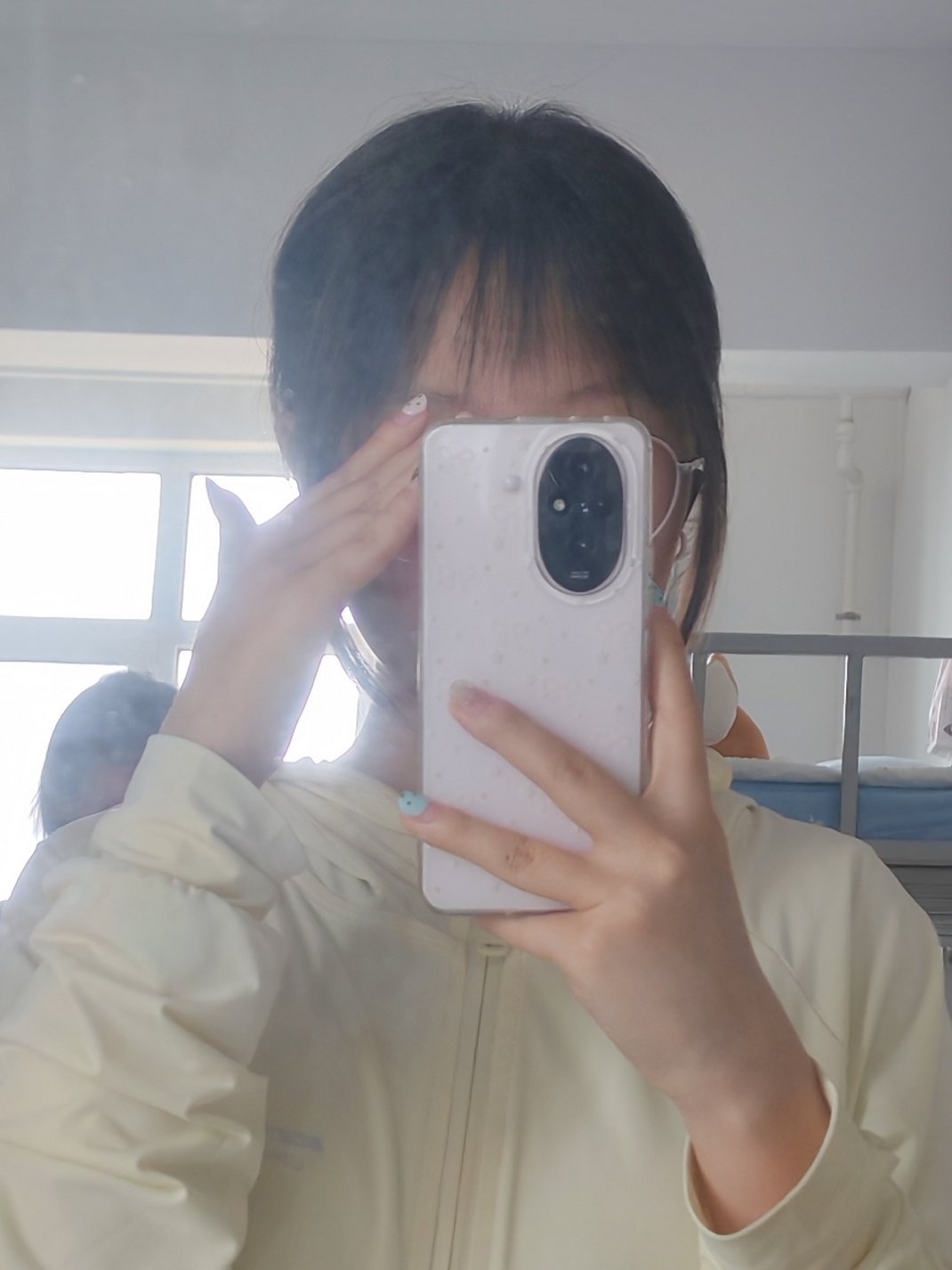 室友给我剪成狗啃刘海了 我崩溃了
