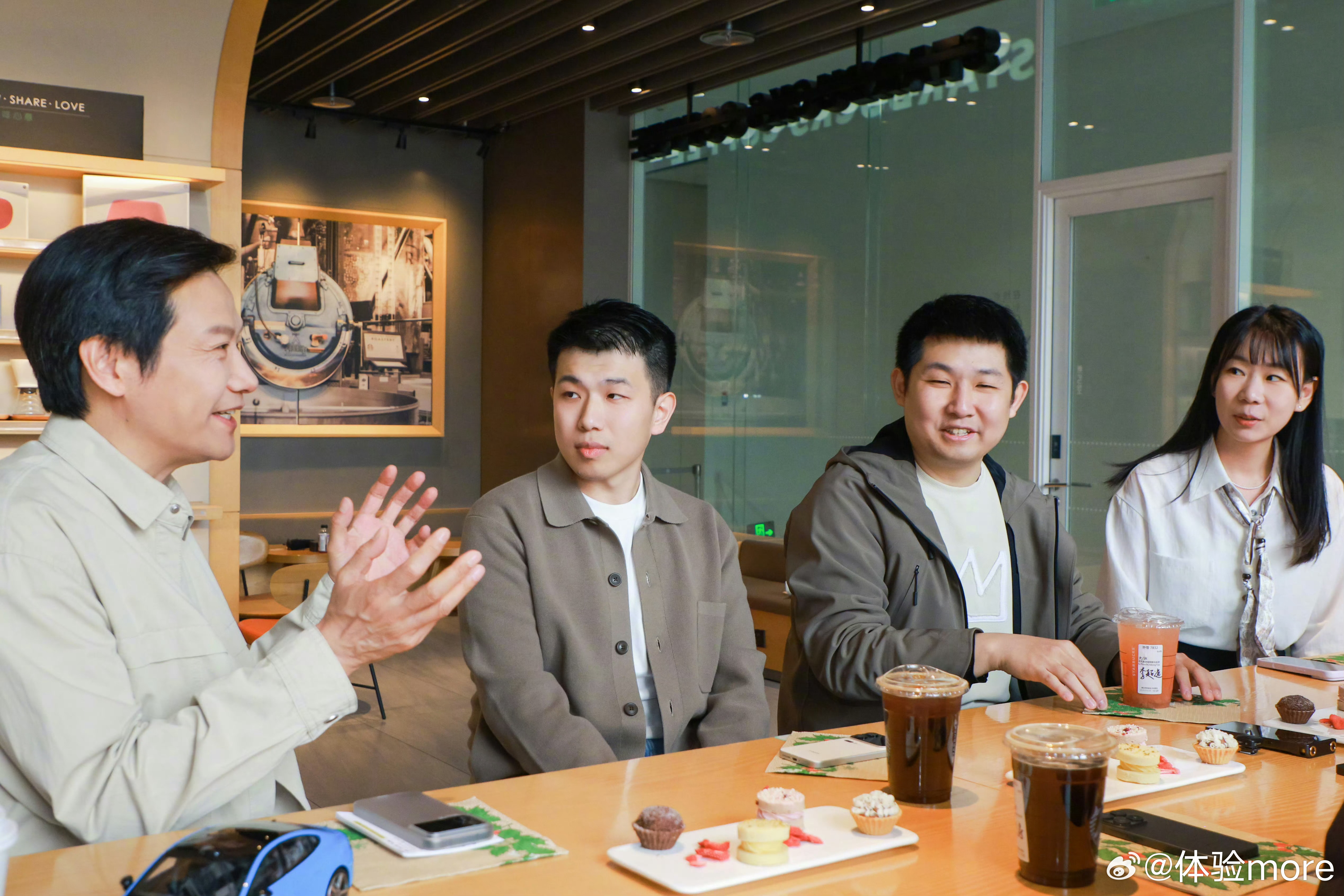 雷总今天邀请了几位新SU7车主来聊聊车主体验，恰好这些车主大多数是BBA或者特斯