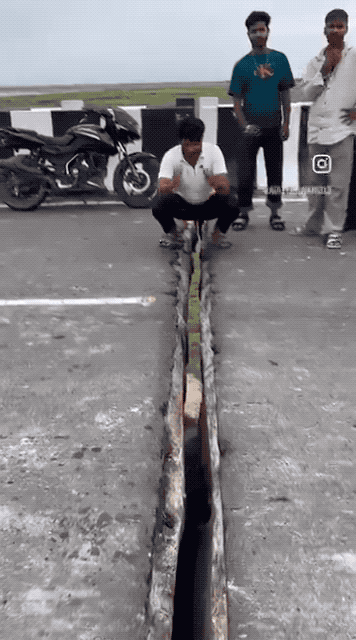 实拍印度“豆腐渣”大桥：10年前建成，现在10厘米宽巨大裂缝纵贯墙面！视频中，一