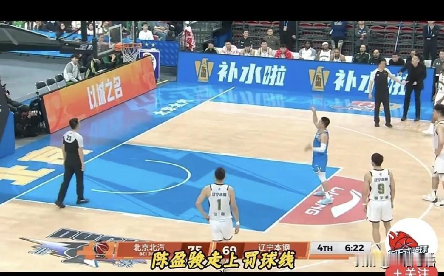 上一场裁判把王博吹乐了，
这次把陈盈俊吹懵了……
陈盈俊罚完球，自己都不好意思的