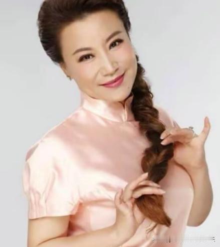 2004年，年逾四十五岁的王为念经历了一段颇具戏剧性的分手。他在离婚后选择了“净