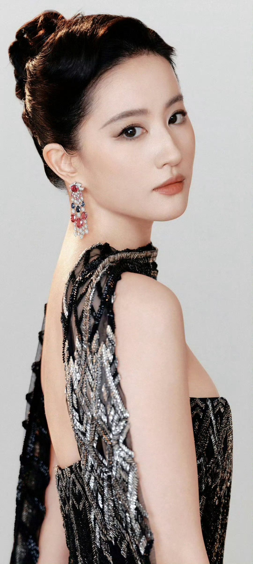 刘亦菲抹胸裙 时尚感拉满 