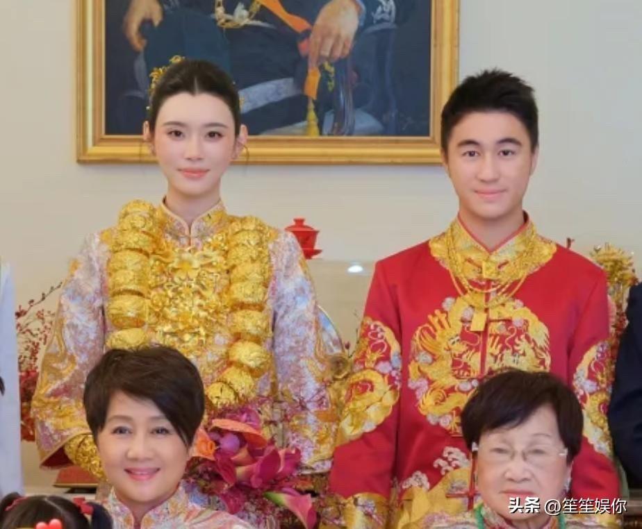 奚梦瑶根本不是靠雌竞嫁进何家的。整容之前她长相普通，桃花运寥寥，和异性打交道的经