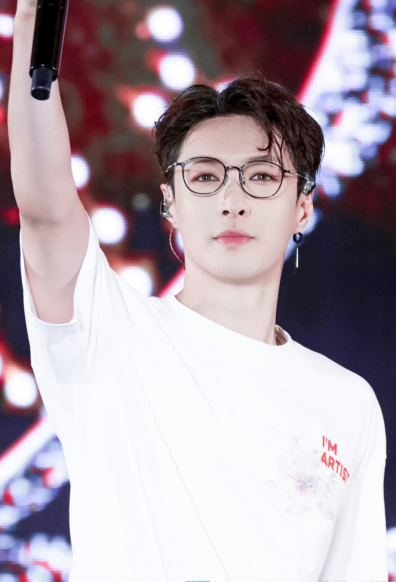 易易紫一句话，把“归国四子”全炸出来了！
她爆料只有张艺兴不爱玩，另外仨都爱玩，