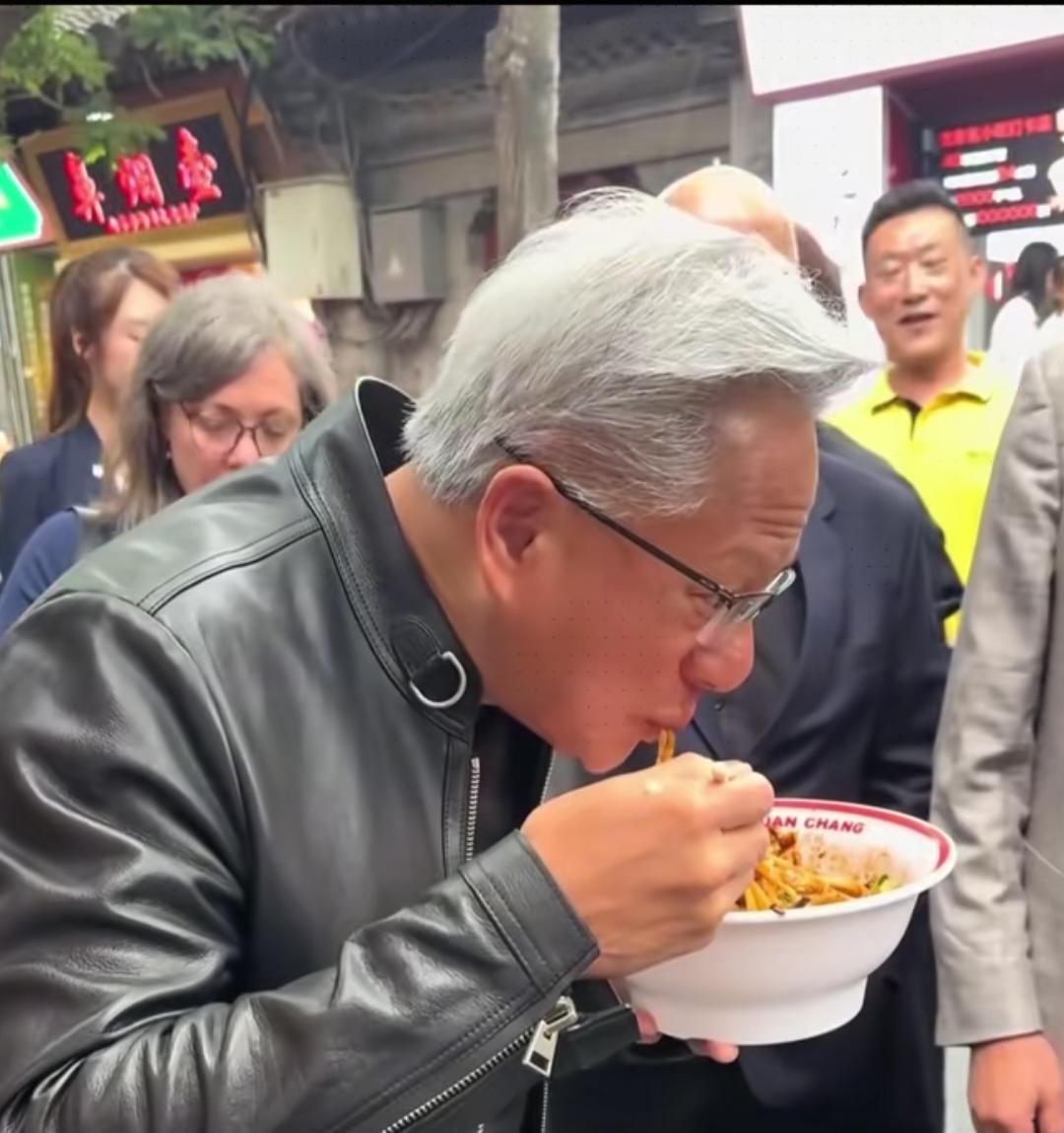 中美高层峰会结束了，特朗普离京回国。但细心的人会发现，特朗普来时，前呼后拥的一大
