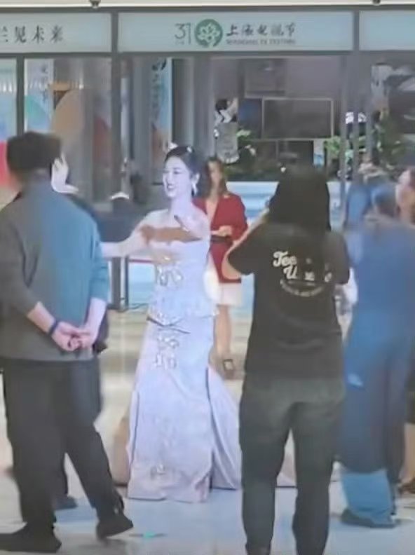 杨紫杨紫经纪人抱着杨紫哭 杨紫真是一路走过来艰辛啊  27年终于开出了一朵玉兰花