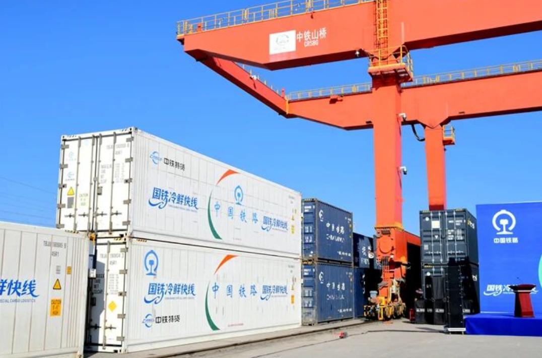 7月18日凌晨，乌鲁木齐三坪站。一声汽笛，X8588次"疆果外运"冷鲜快线班列挂