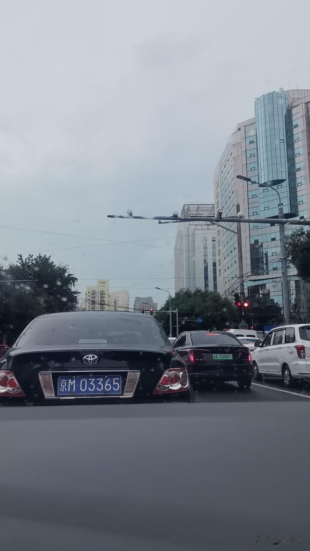 幸福者退让原则
   今天遇上大堵车，我堵得实在没法，眼看闺女放学的到时间了，车
