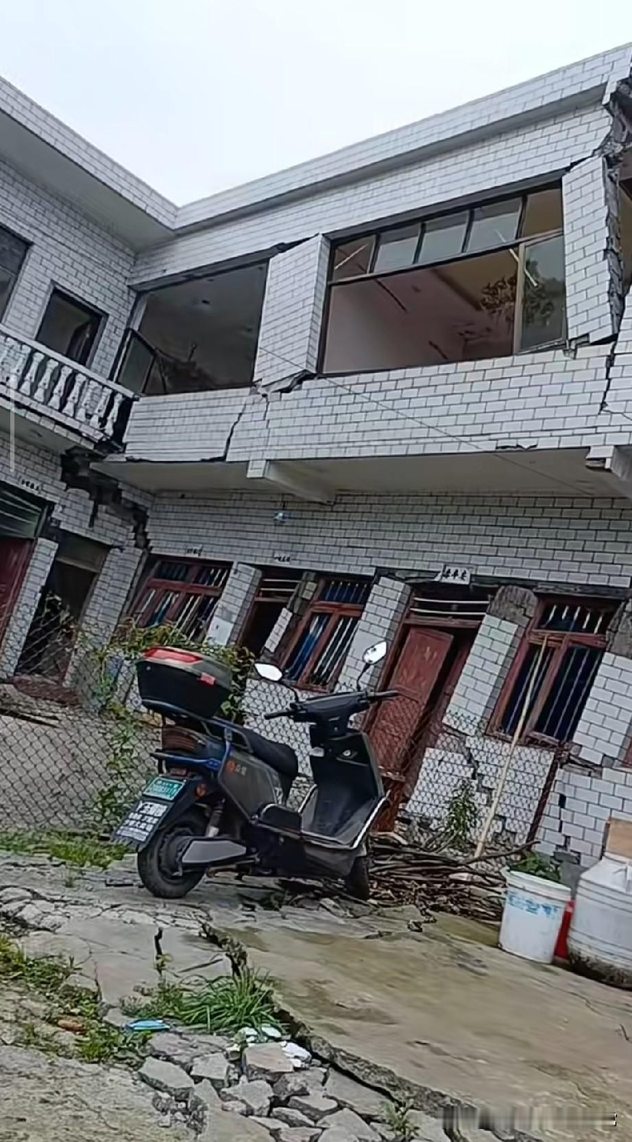 广西突发地震，农户毕生心血的家，一夜沦为危房
 
突如其来的地震，打破了乡村往日