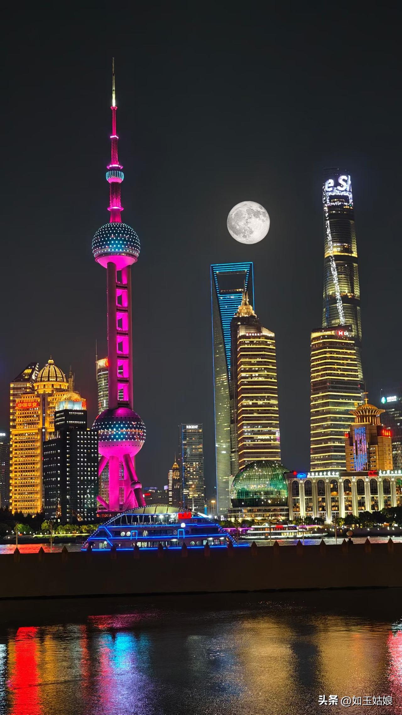 黄浦江两岸灯光璀璨，东方明珠塔闪耀着五彩光芒，像个巨大的魔法棒。万国建筑博览群在