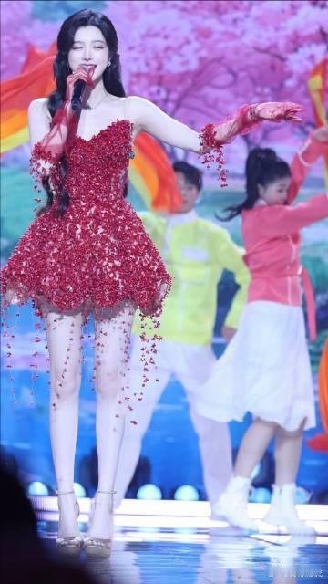 红色是戴燕妮的统治区 鸣锣开场，红色如潮水般涌入舞台，戴燕妮用她的热情与实力把这