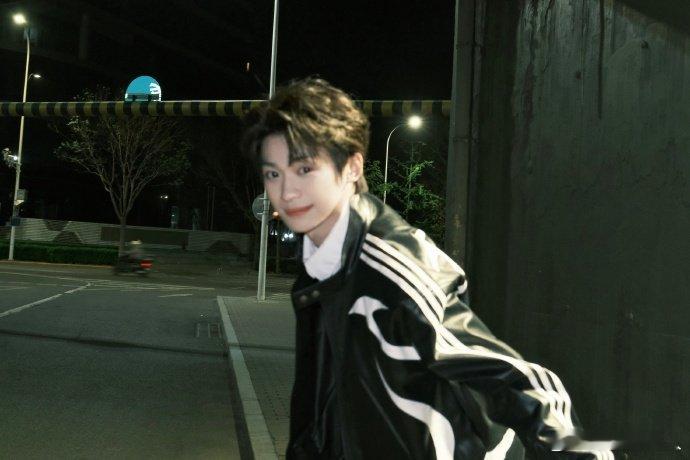 梓渝coolboy街头随拍梓渝机车服coolboy 梓渝机车服coolboy，又