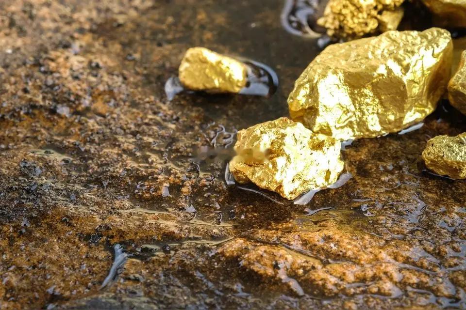 说到底，钱越来越值钱。金饰克价，年内暴跌近550元国际贵金属大幅下挫，截至收盘，