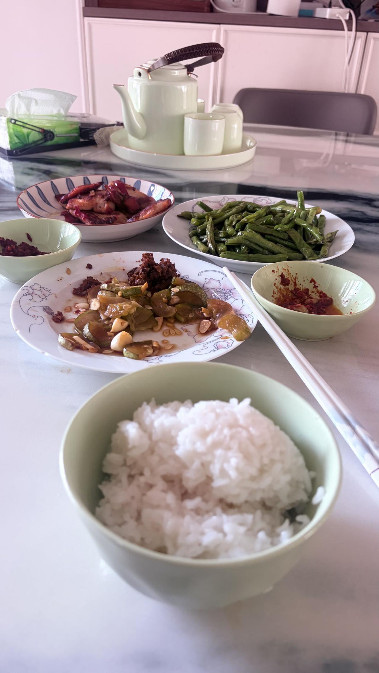 今天来了两个人，自称是居委会的干部，发了一张名片，穿着红马甲！
目的就是一个：宣