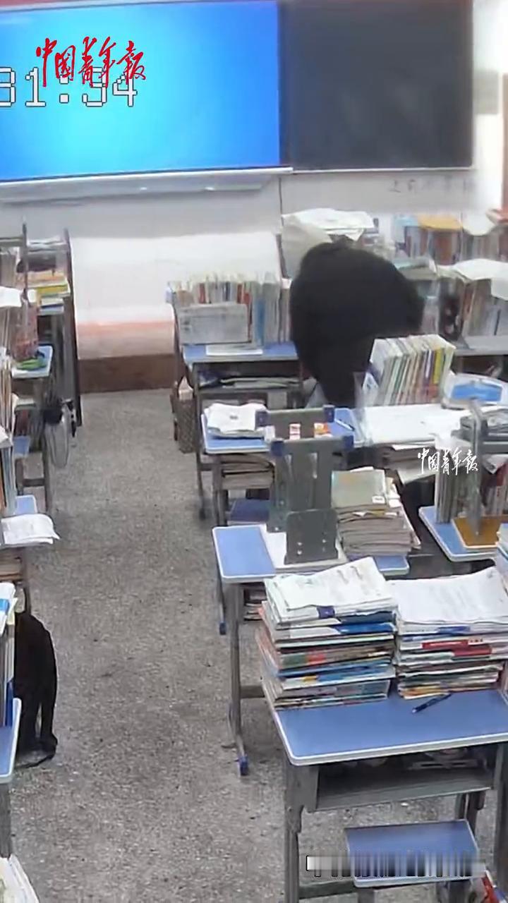 高三学生风雨无阻，每天都是第一个到教室进行早读。
中国青年报。
这名同学是班上的