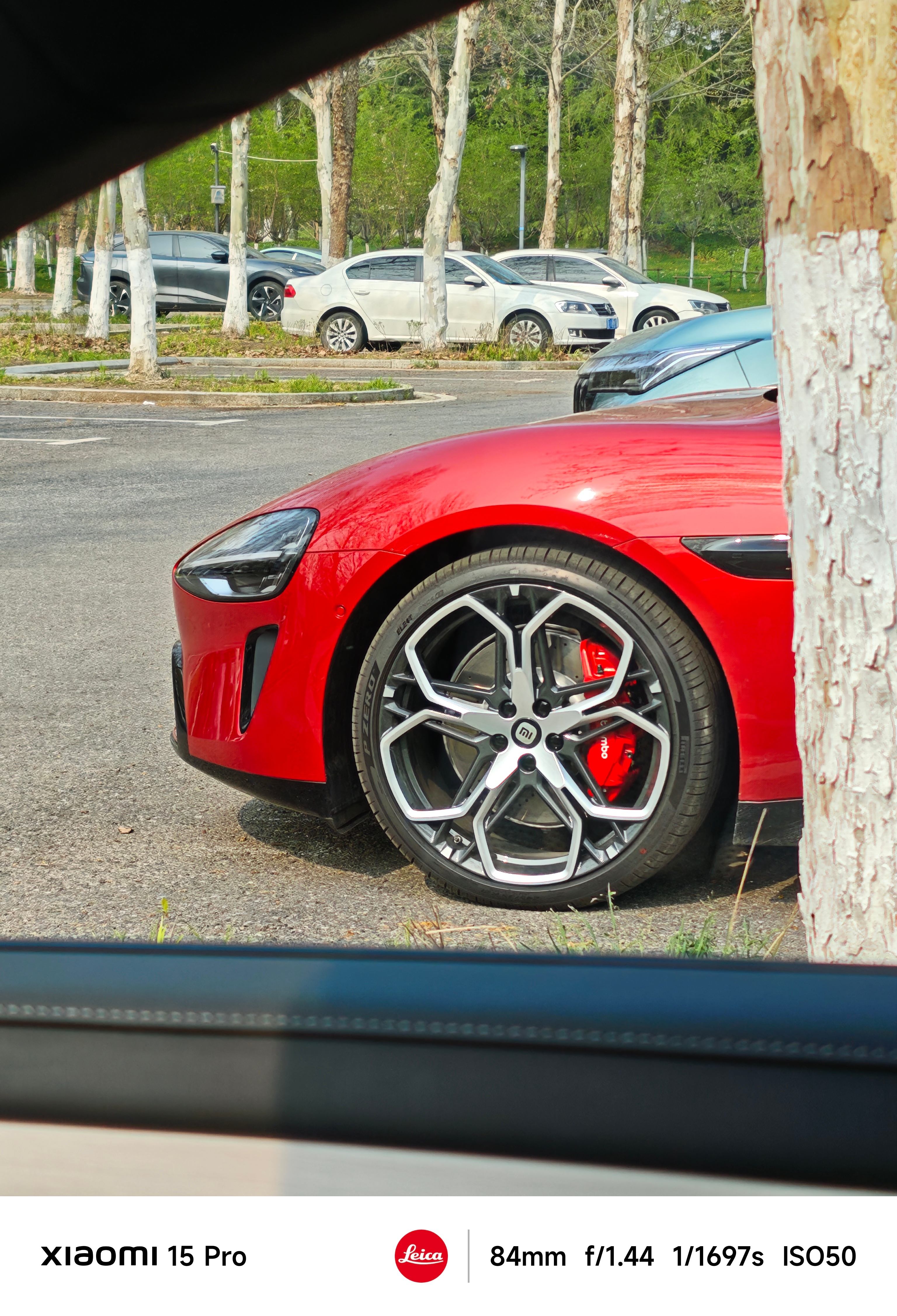 公园停车场遇到一辆新一代小米 SU7 赤霞红 还是双层梅花轮毂 对面还有一辆紫色