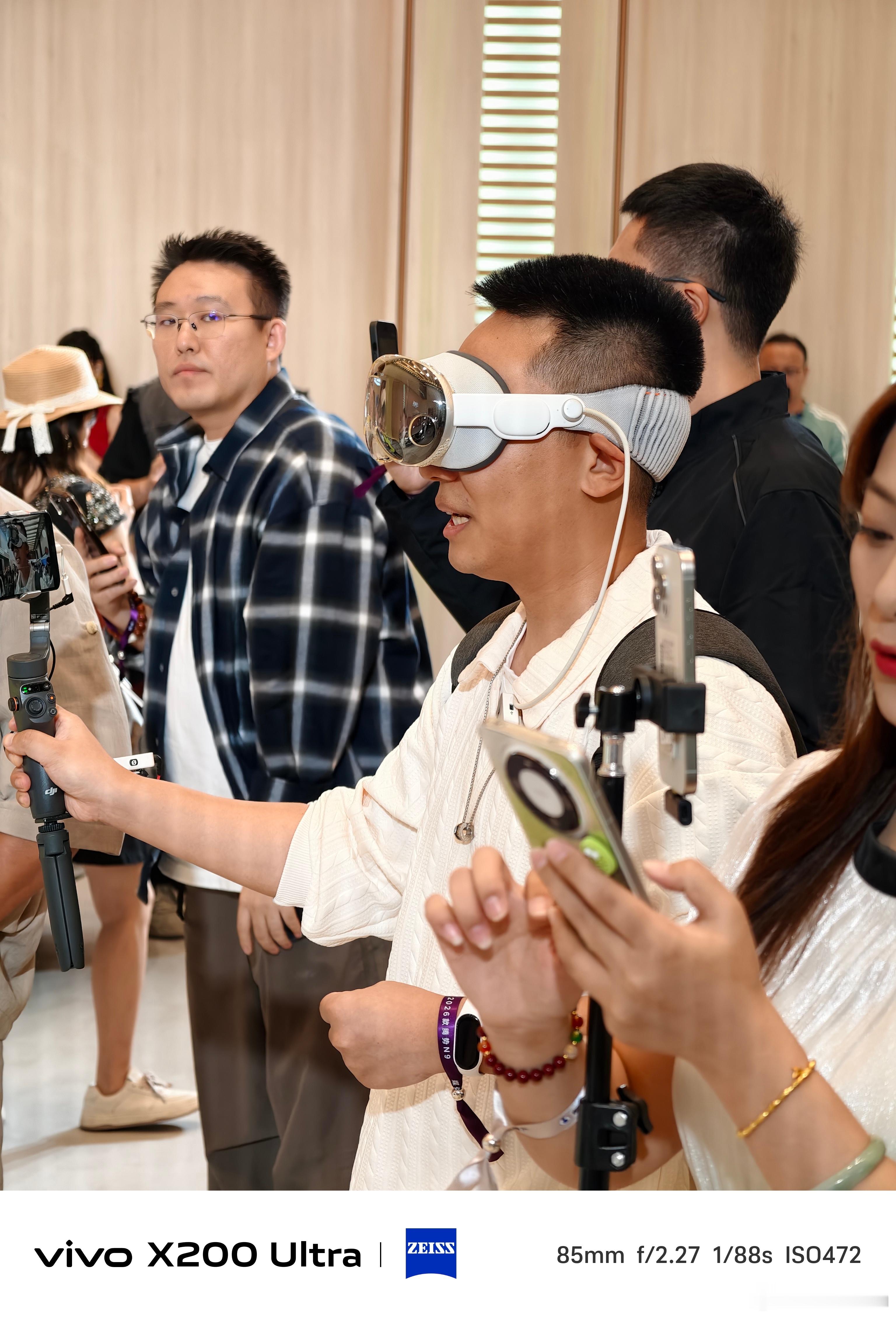 带Apple vision直播的吗？这玩意挺好，也不太能同步看到别人的眼光[笑c