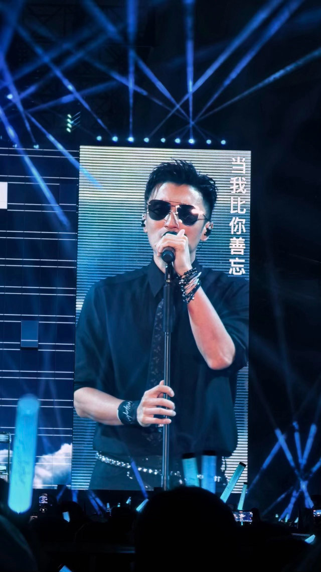 谢霆锋对着天空说谢谢你 青岛演唱会他望向天空轻声说“谢谢你”，那一刻所有人都知道