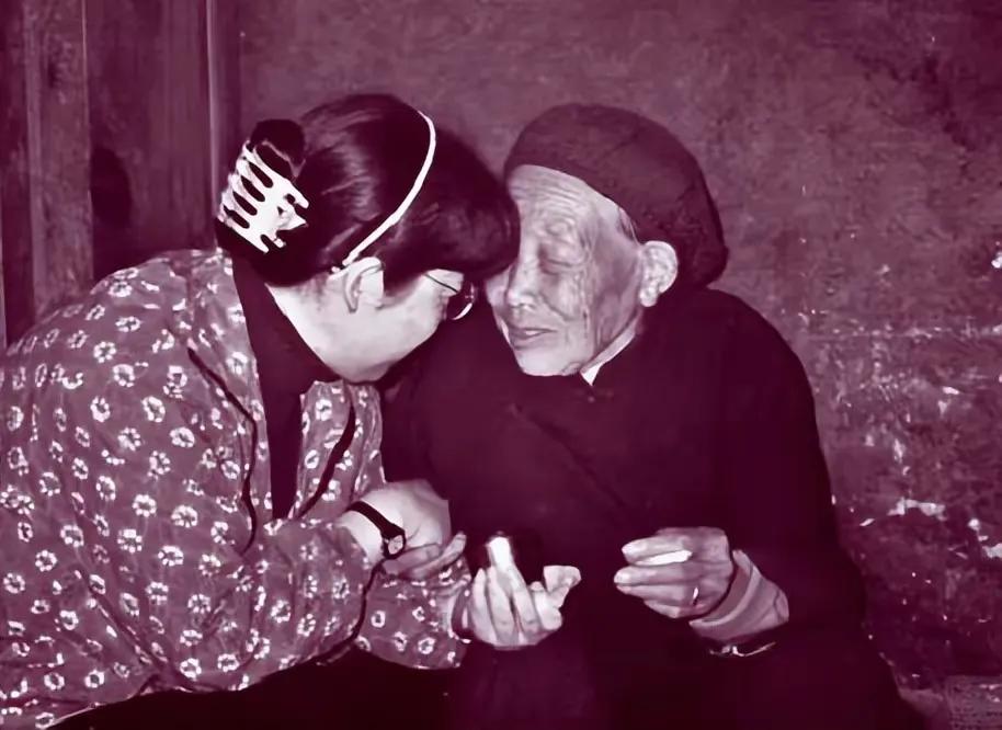 1940年，18岁的刘秀梅被日军侵犯后，不幸怀孕了。那天，日军命令将她捆绑在冰冷