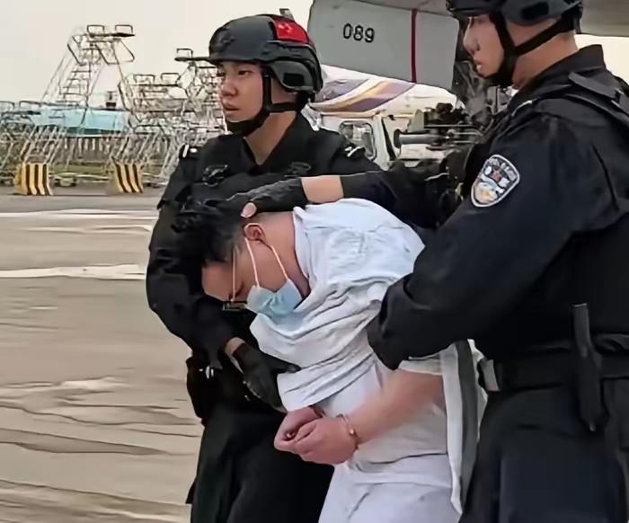 中国的那些贪官和腐败分子、犯罪分子别再往美国跑了，因为美国已经不再安全不再窝藏你