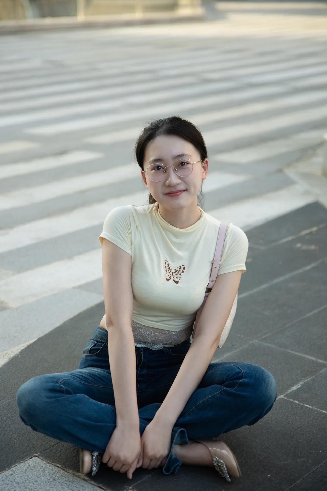 秋天来临，你穿牛仔裤了吗秋冬牛仔裤女款 高清美女