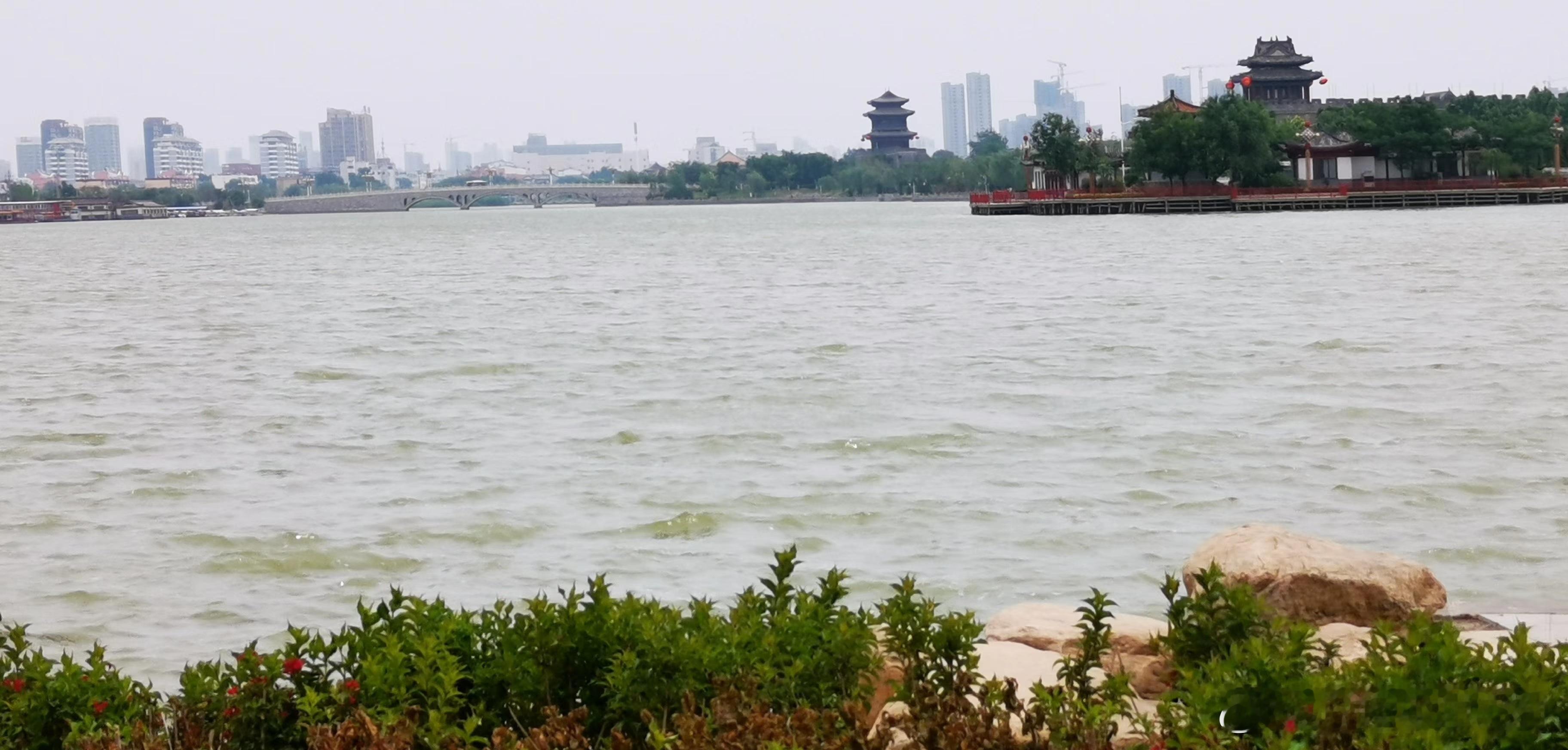 读书就是沿着作者的脚印去看沿途的风景。       ——尼采 ​（山东聊城  东