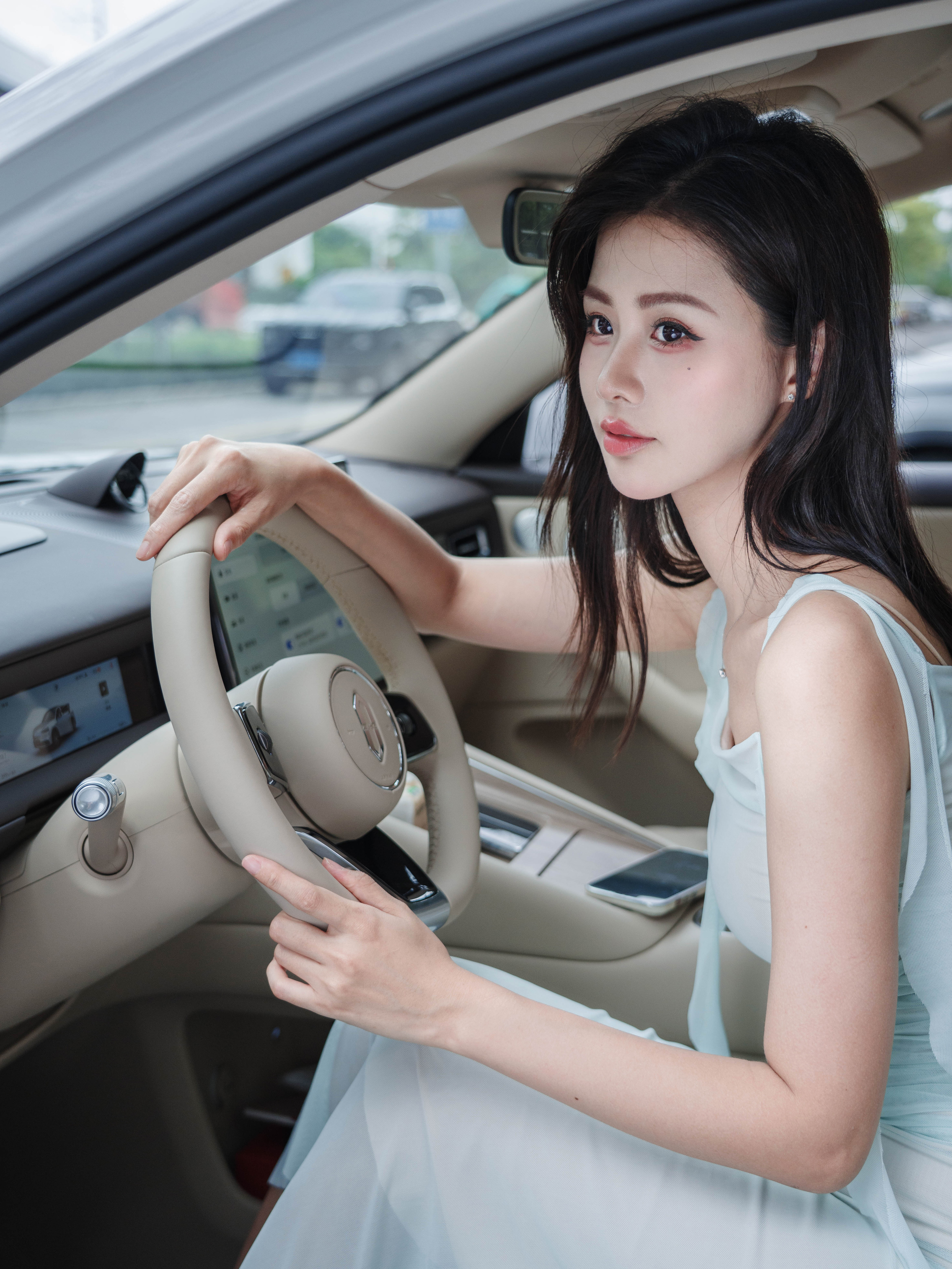 问界M6真的是水桶车，各方面都很均衡，空间大底盘扎实，起步加减速都很柔和，好开不
