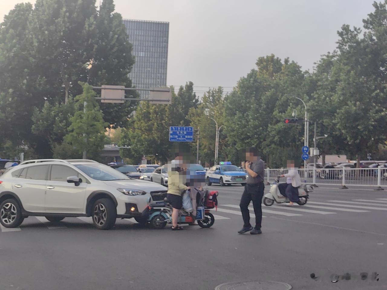 【突发！石家庄路口电动车与私家车相撞 现场这一幕让人揪心又庆幸……】今天傍晚18
