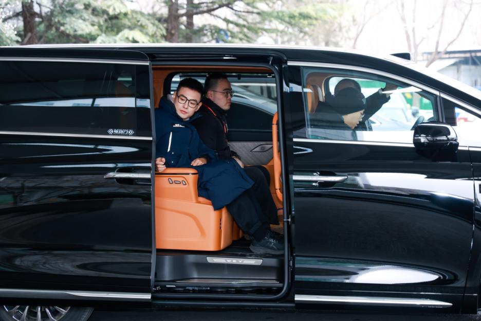 保定爱情广场见证了魏牌高山发展中的又一个重要时刻。3月13日，邓男子在保定爱情广