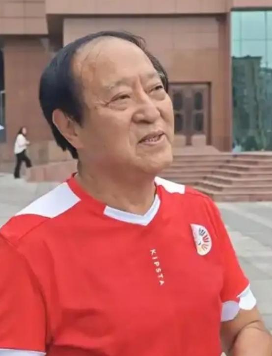 万万没想到，折腾半生、一度倾家荡产的牛群，晚年竟被美国毕业的儿子牛童，用最朴素的