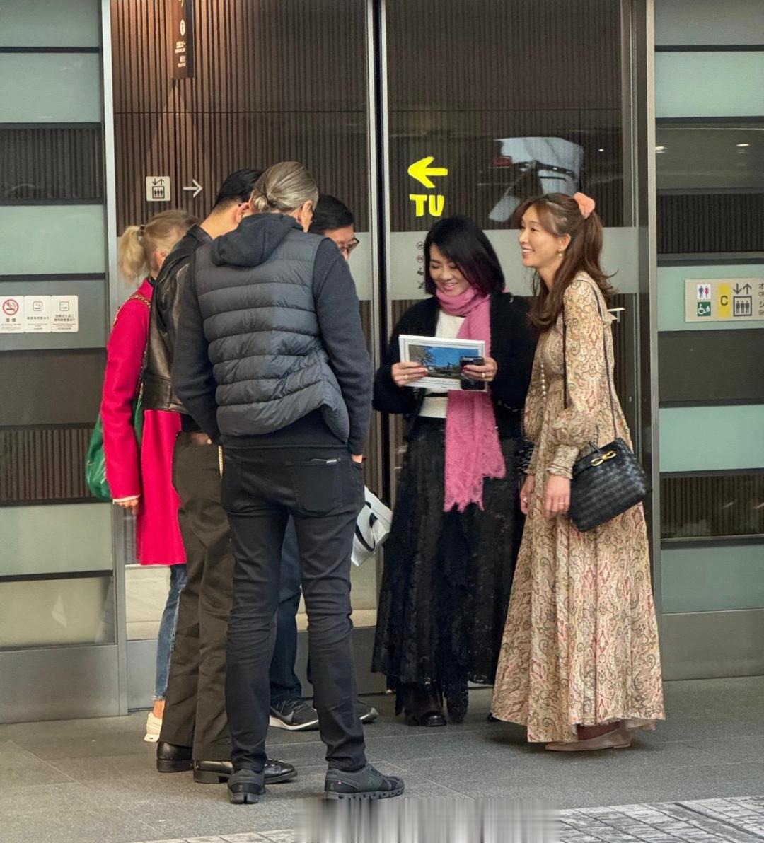 #林志玲夫妇东京和好友聚餐#网友昨天看到林志玲和老公，网友热评：日本冠夫姓叫黑泽