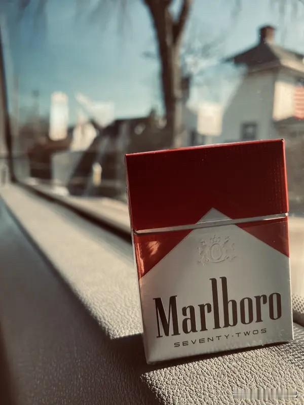万宝路，还有羚羊，还有很多，但是都忘了，最早应该是旱烟，我已经60了，记不记得烟