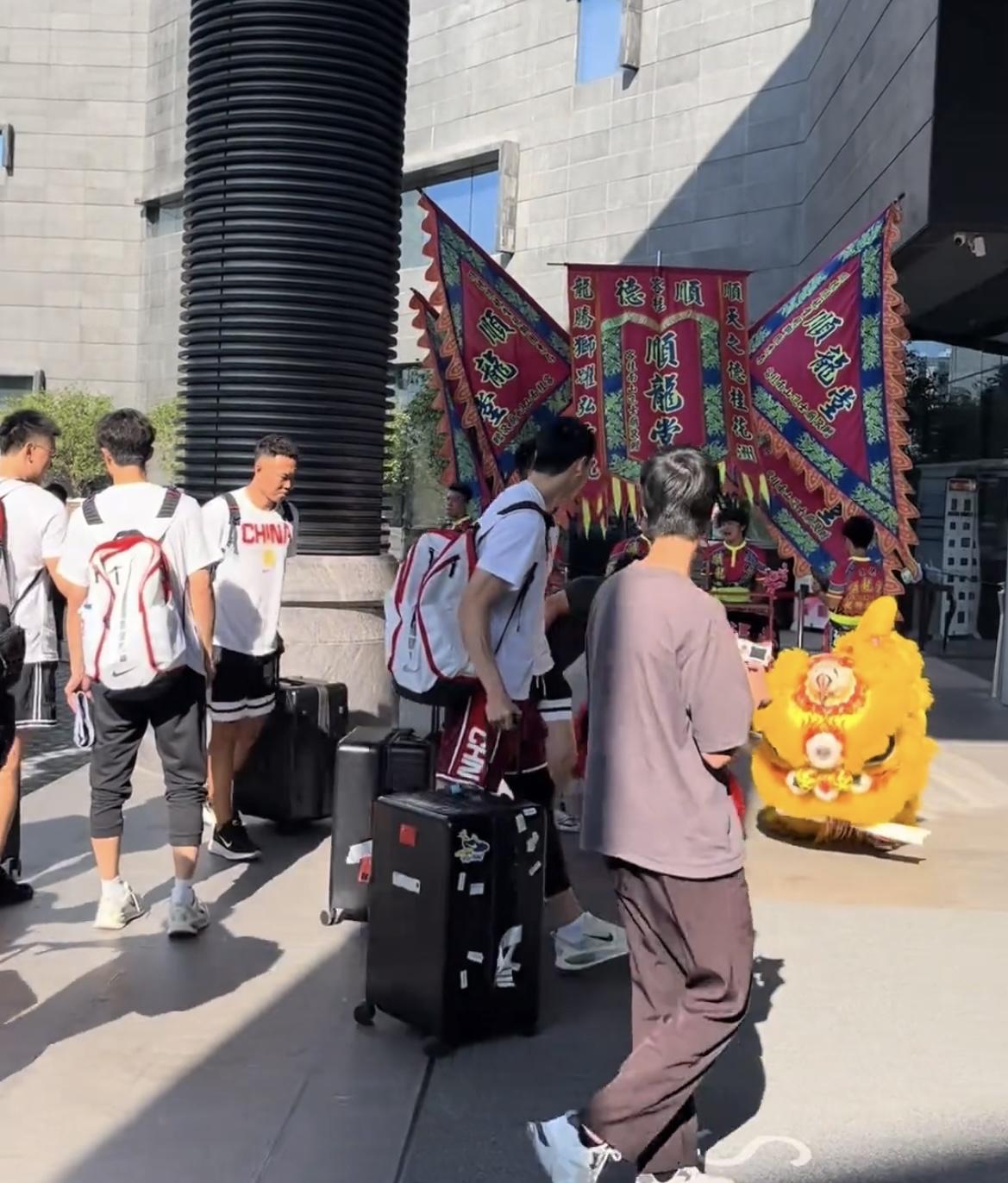 今天下午，中国男篮全队顺利抵达佛山！
为了迎接队伍到来，主办方特意安排岭南醒狮现