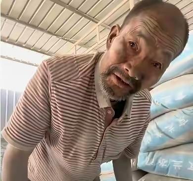 我今天特意扛了一下家里放着的水泥，我承认，我要扛起一袋一百斤的水泥，真的是差点都