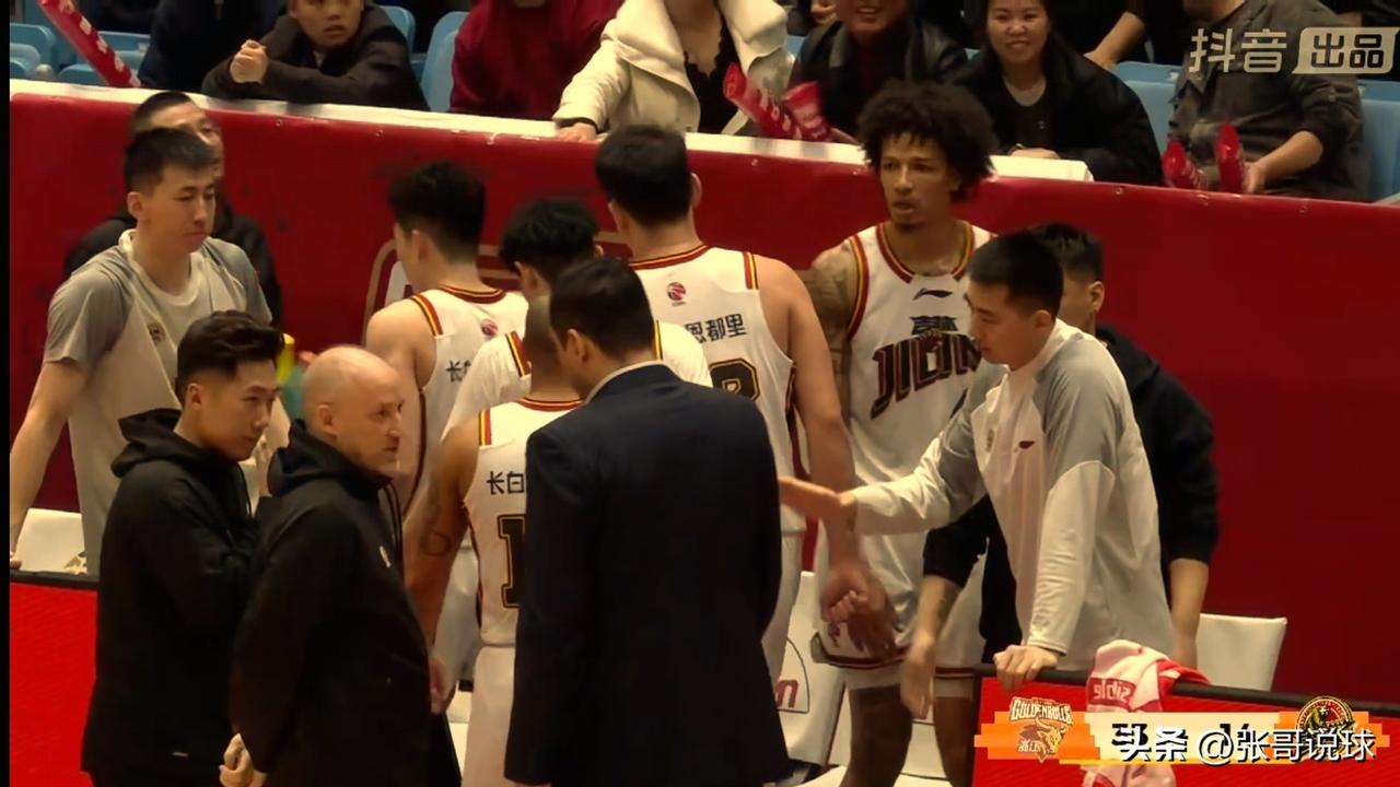 浙江对阵吉林，单节比分33-14，不理解钟诚为什么上王化东，上王化东是出于什么考