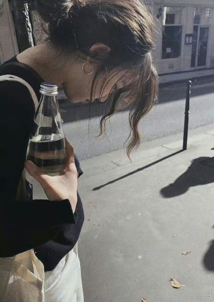幸福的秘诀是：尽量扩大你的兴趣范围，对感兴趣的人和物尽可能友善。一一罗素