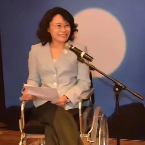 致敬两位励志者，在磨难中给我们以激励