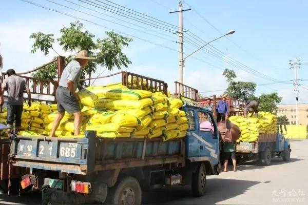 黑心化肥经销商就是这样坑农害农的。

小连襟去年春天和几家农户从化肥经销商手里订