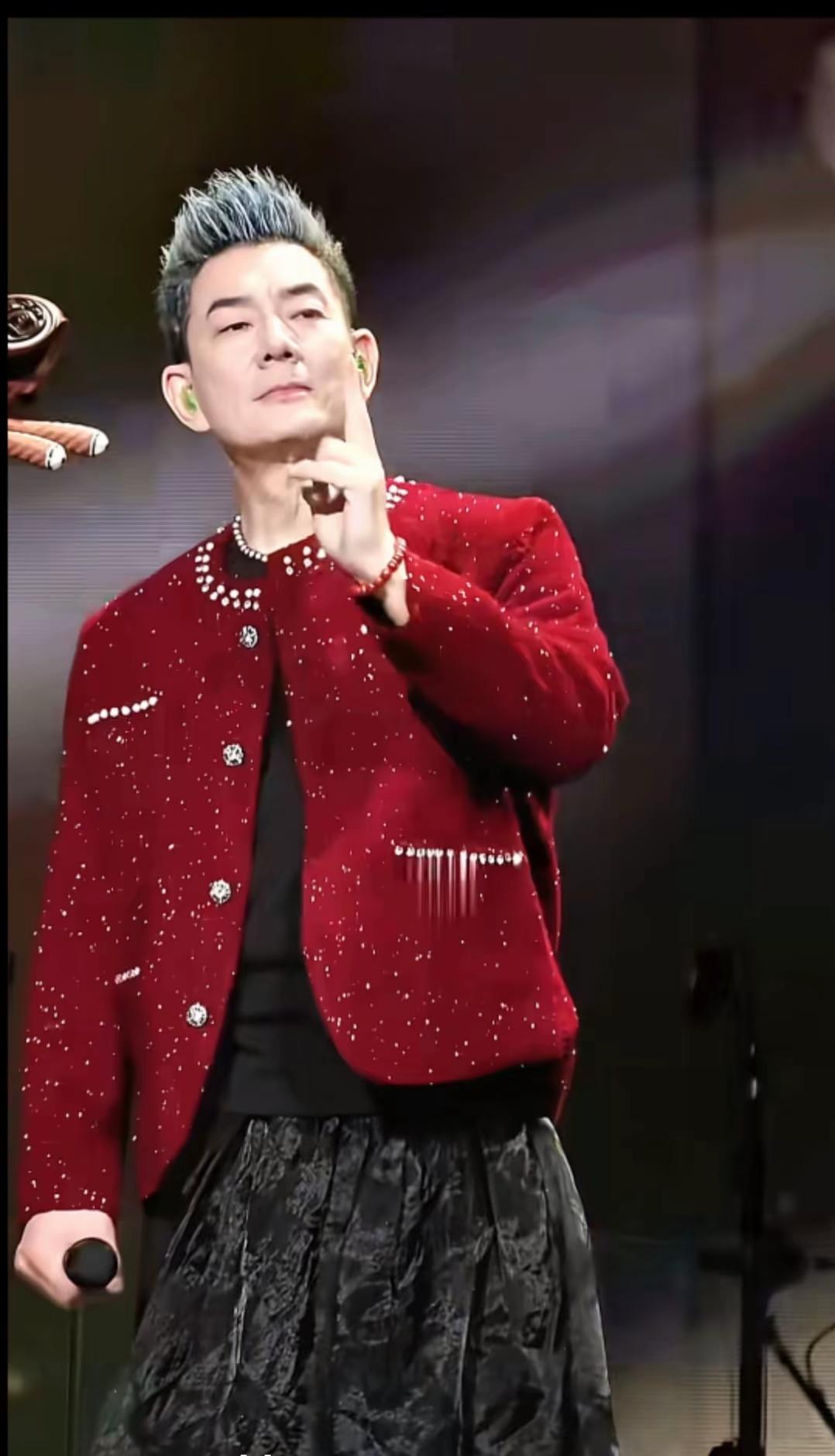 老一辈男明星，演唱会的服装标配，打扮的花红柳绿，全占齐了，一样不少。