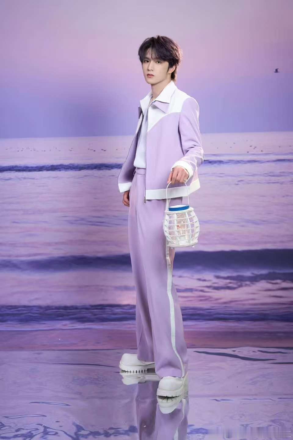 刘耀文说站姿微调15度 刘耀文微调15度站姿 刘耀文说站姿微调15度，帅酷coo