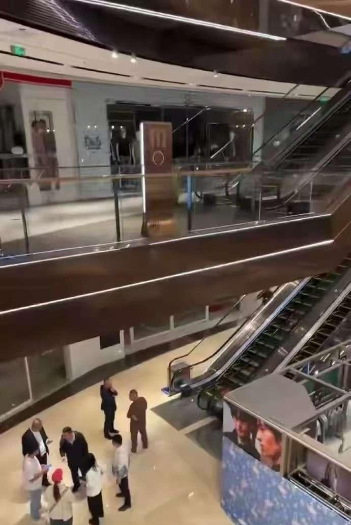 4月18号，一个女的在万达广场从楼上跳下来，商户说人当场就没了。看到这个新闻，心