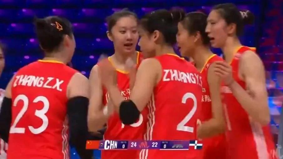 世界女排联赛美国阿灵顿站，中国女排今天对阵多米尼加女排。两队首局比赛结束，中国队