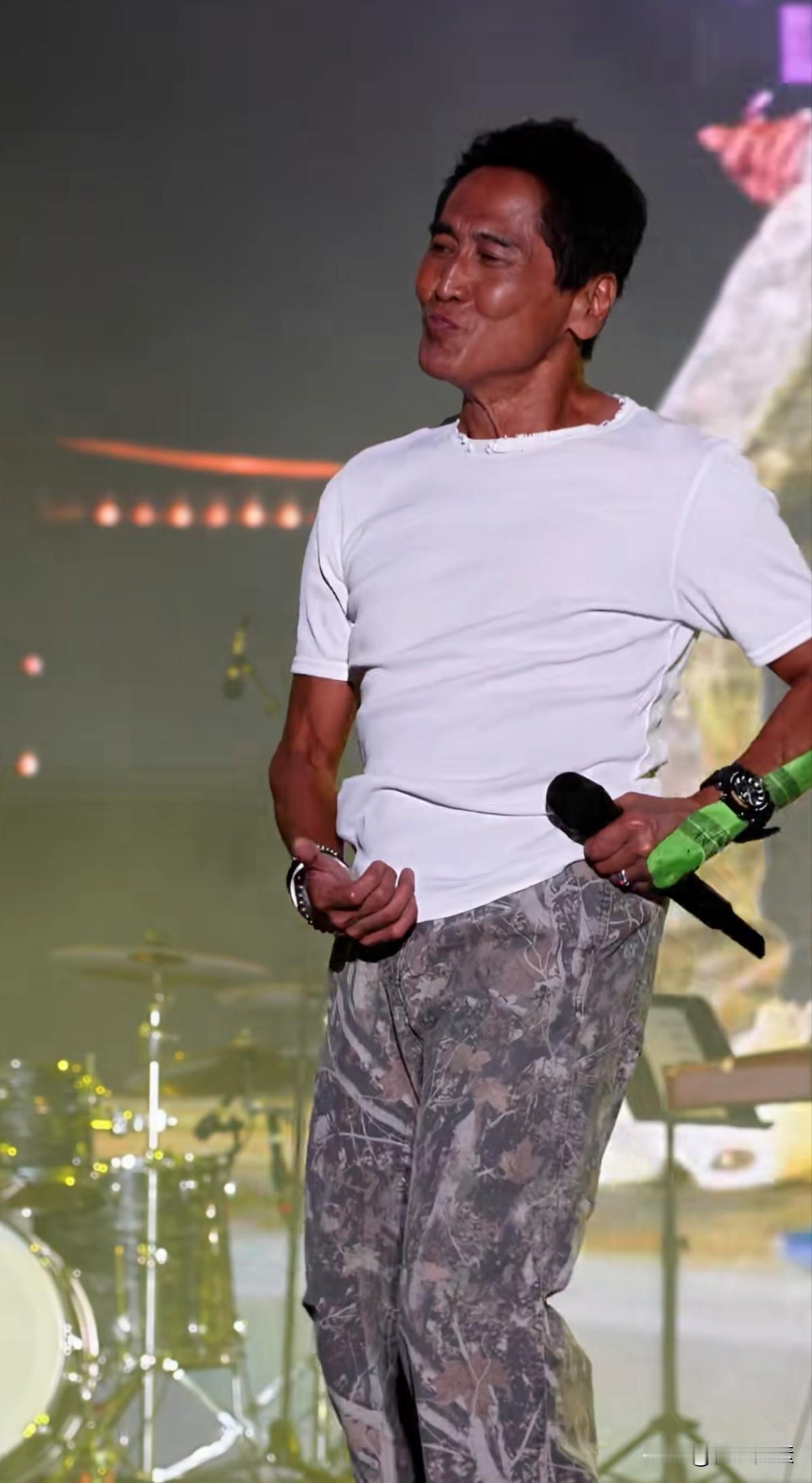 齐秦老师唱歌情到浓处，
一套弹吉他动作模仿下来，
配合得天衣无缝，行云流水，
看