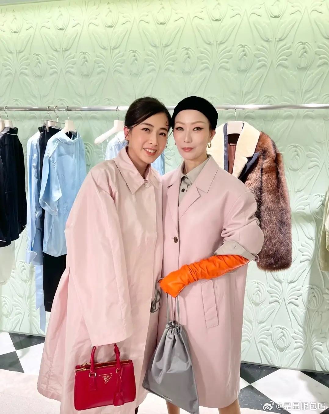阔太甘比携女支持好友郑秀文，钟楚红也在，比在社交账号上晒出了一张合照。照片显示，