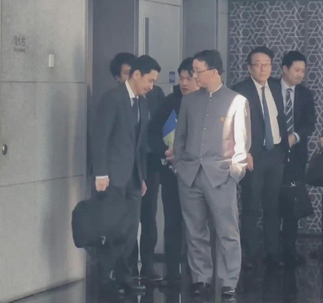 这画面，
有一股热血高校既视感，
感觉下一秒，
就要接过让人递来的棒球棒了。
