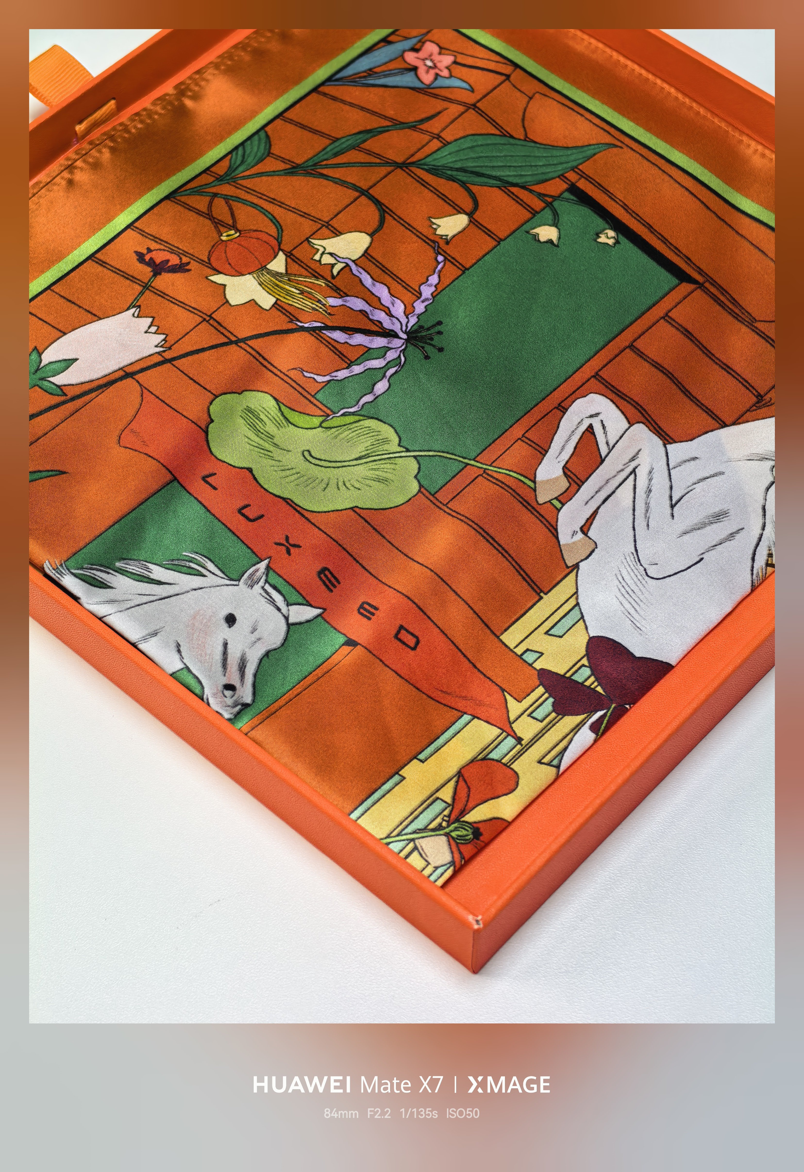 差点被快递淹没，原来牛哥也收到了智界汽车专属限量橙意礼盒，这定制丝巾好时尚啊，跟