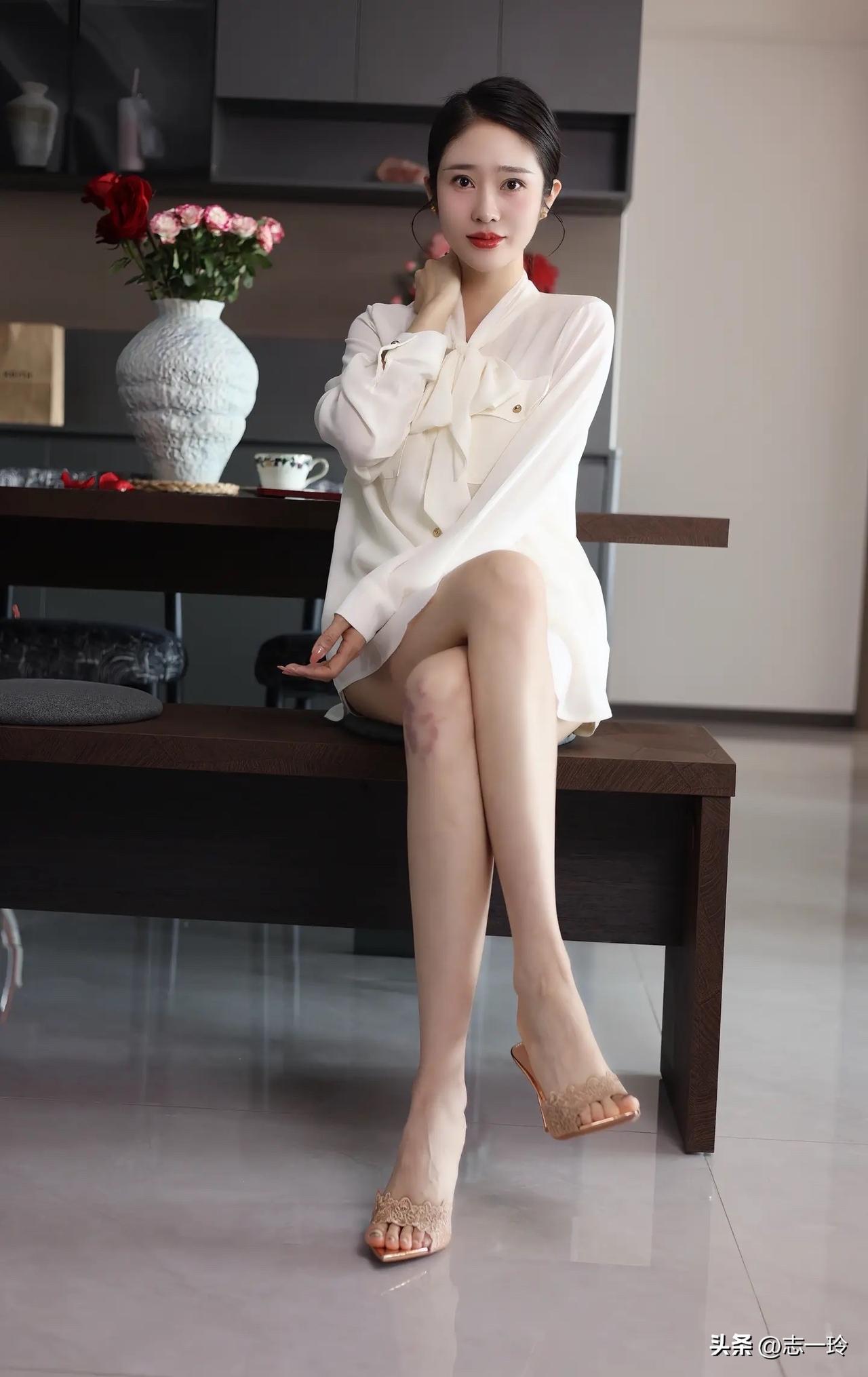 优雅气质，白衬衫与高跟鞋的完美搭配，尽显女性魅力。