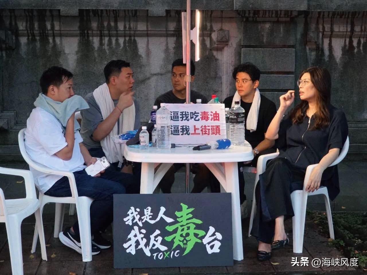夜深了，郑丽文不舍离去，她担心孩子们的身体吃不消！她6时来到现场，当时风雨交加，